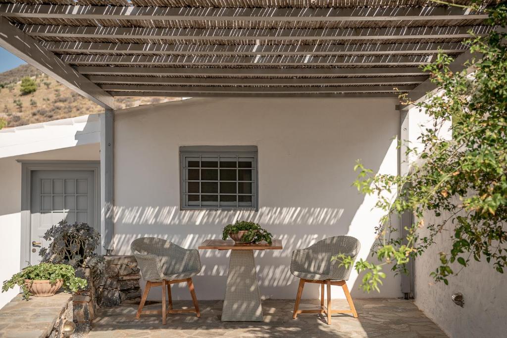 Patio nebo venkovní prostory v ubytování Four Seasons Hydra Luxury Suites