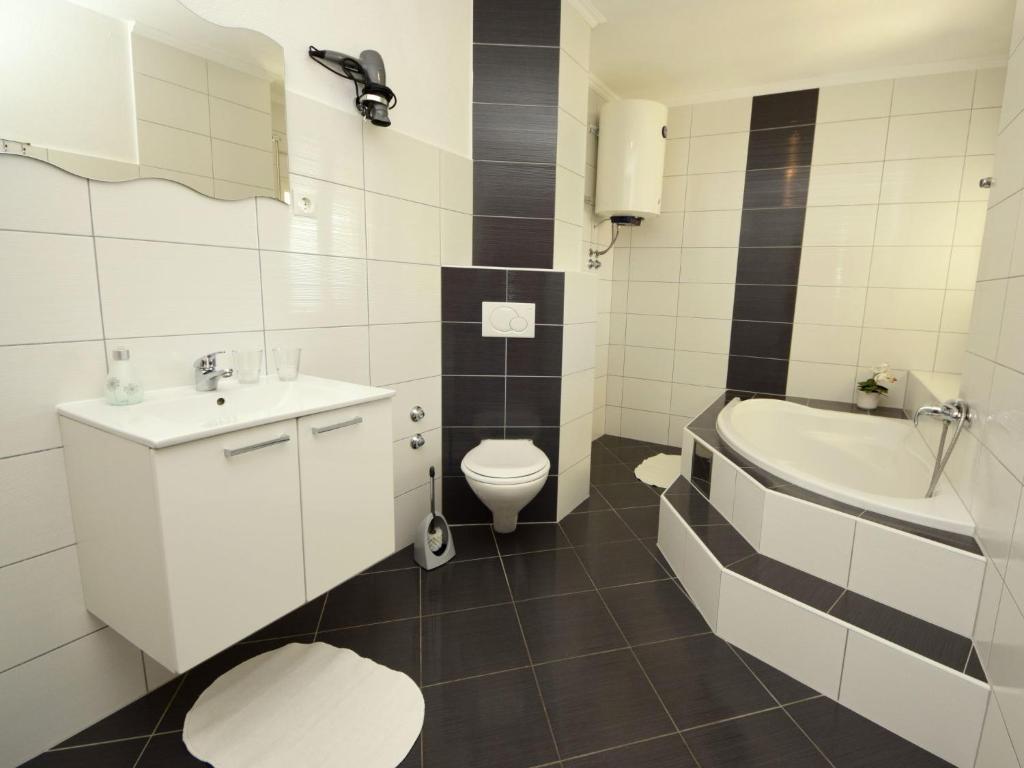 Kúpeľňa v ubytovaní Apartment Anđa-3 by Interhome