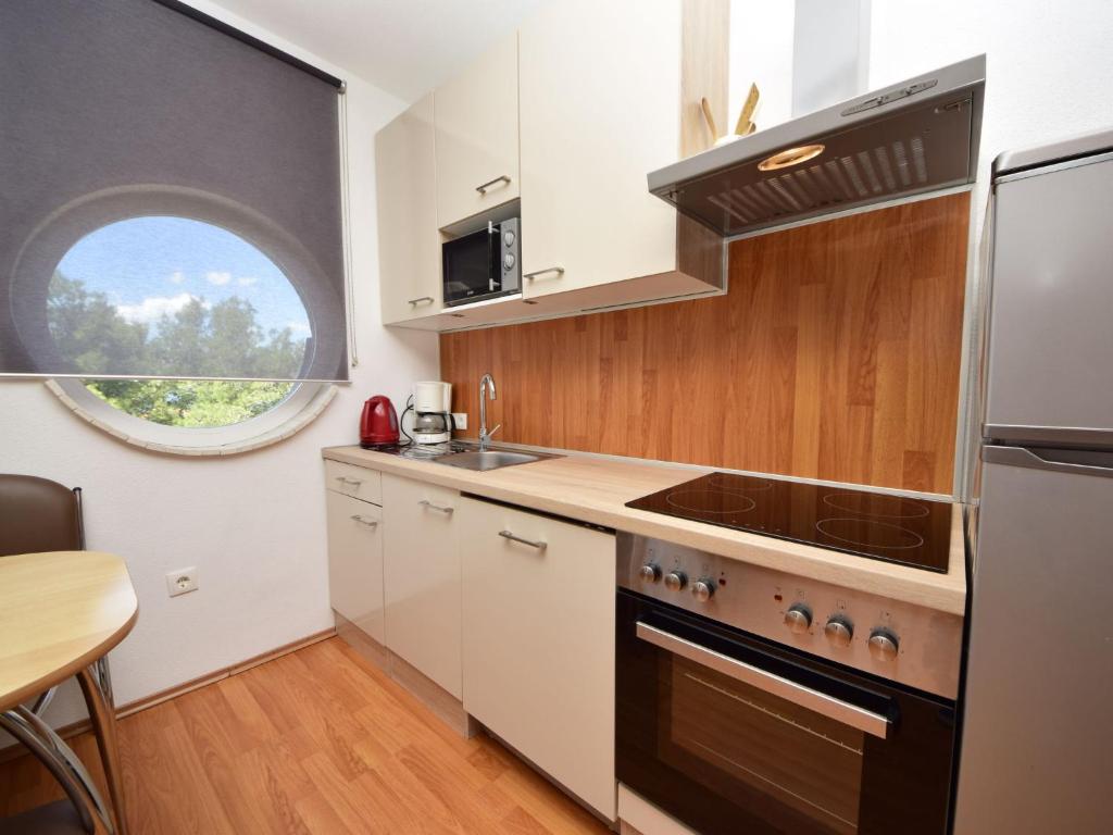 Kuchyňa alebo kuchynka v ubytovaní Apartment Anđa-3 by Interhome