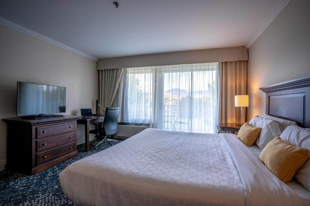 TV a/nebo společenská místnost v ubytování Manoir des Sables Hôtel & Golf