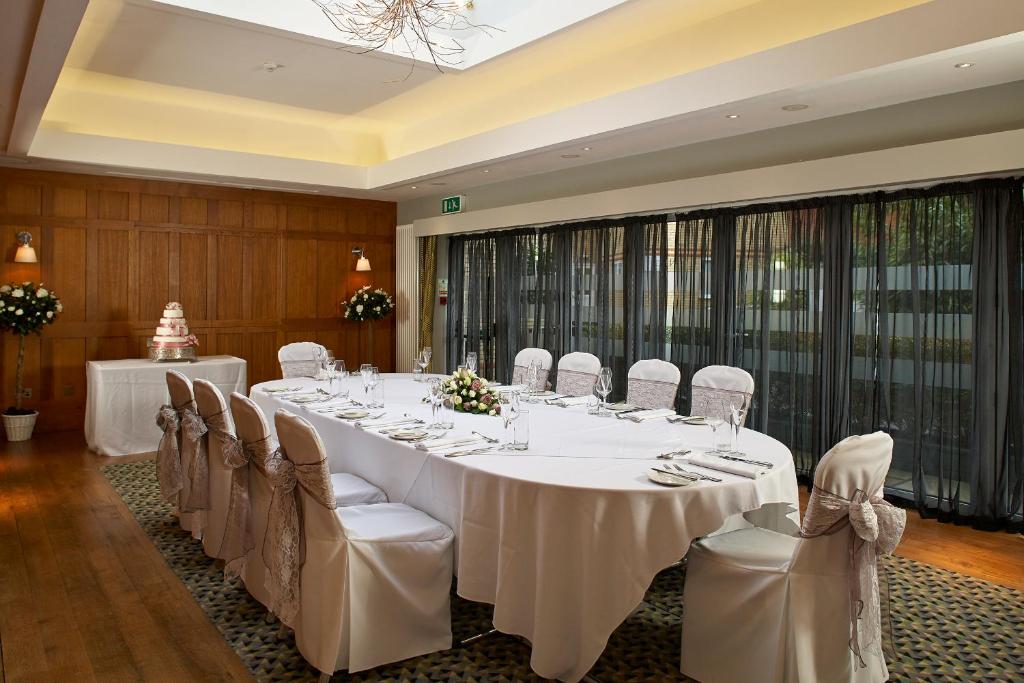 Restaurant ou autre lieu de restauration dans l'établissement Mandolay Hotel Guildford