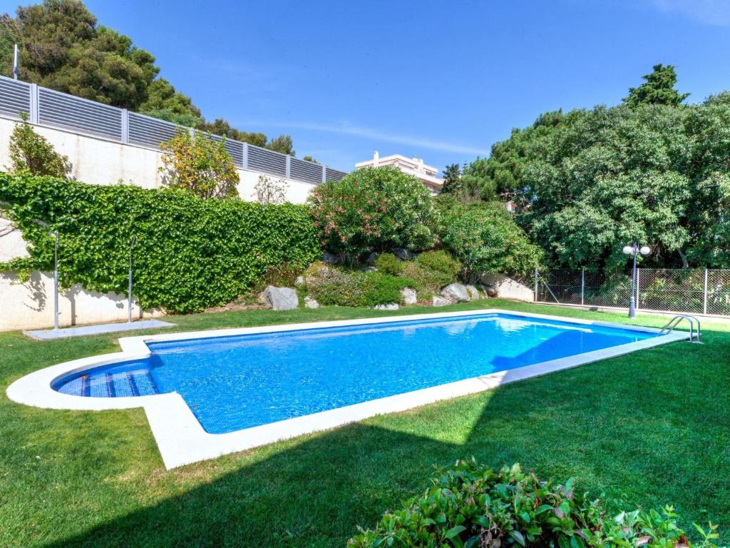 - une piscine dans la cour d'une maison dans l'établissement Apartment Fane De Baix II by Interhome, à Llançà