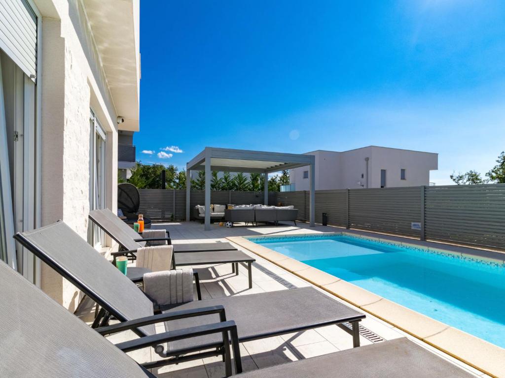 Basen w obiekcie Holiday Home Villa Virtus by Interhome lub w pobliżu