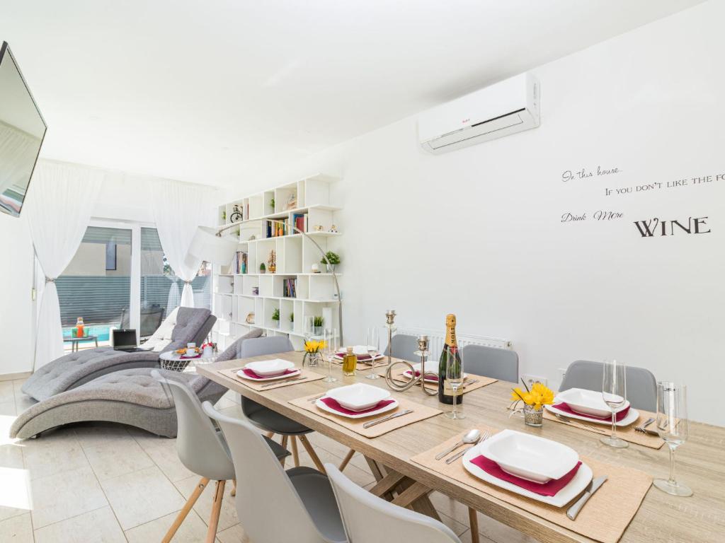 Część wypoczynkowa w obiekcie Holiday Home Villa Virtus by Interhome