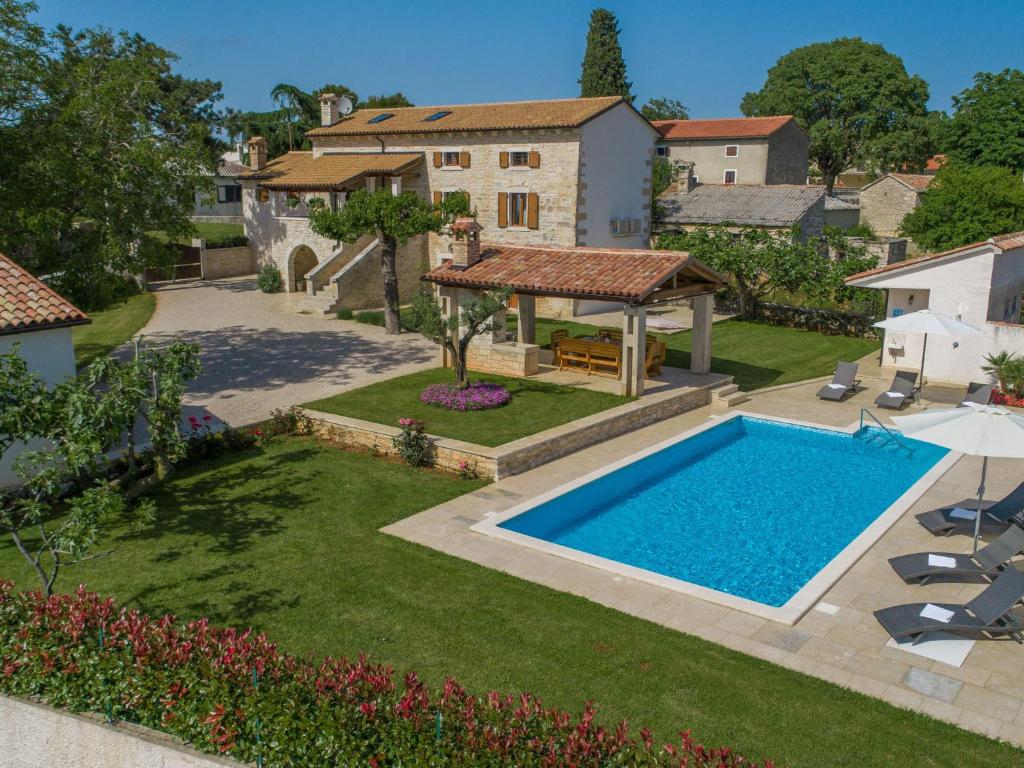 Bazén v ubytovaní Holiday Home Juste & Roza by Interhome alebo v jeho blízkosti