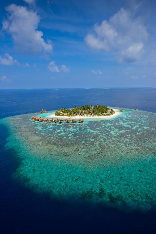 an island in the middle of the ocean at Kandolhu Maldives in Himandhoo 
