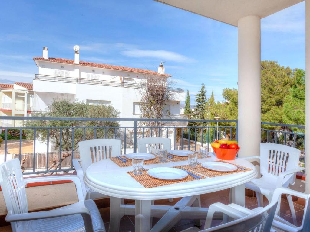 - Balcón con mesa blanca y sillas en Apartment Barlovento by Interhome, en Llançà