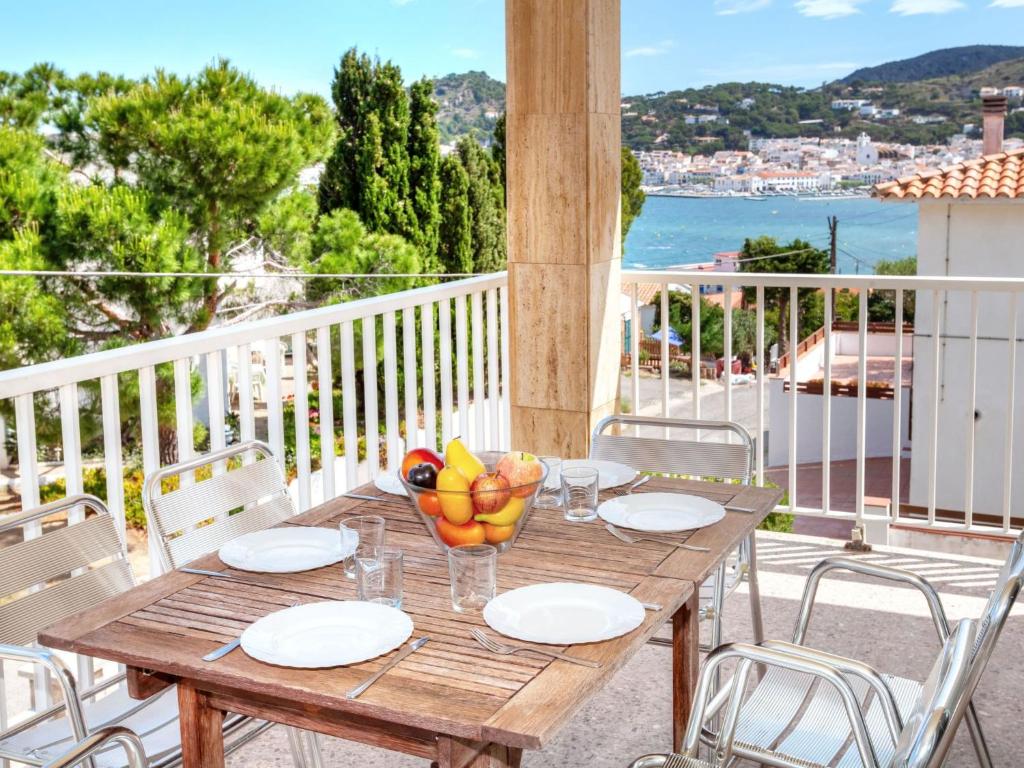 una mesa de madera con un bol de fruta en el balcón en Apartment Villa Cordoba-2 by Interhome, en Port de la Selva