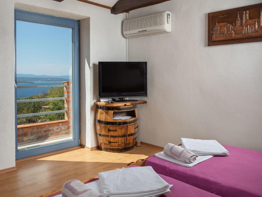Televízia a/alebo spoločenská miestnosť v ubytovaní Holiday Home Lovreno by Interhome