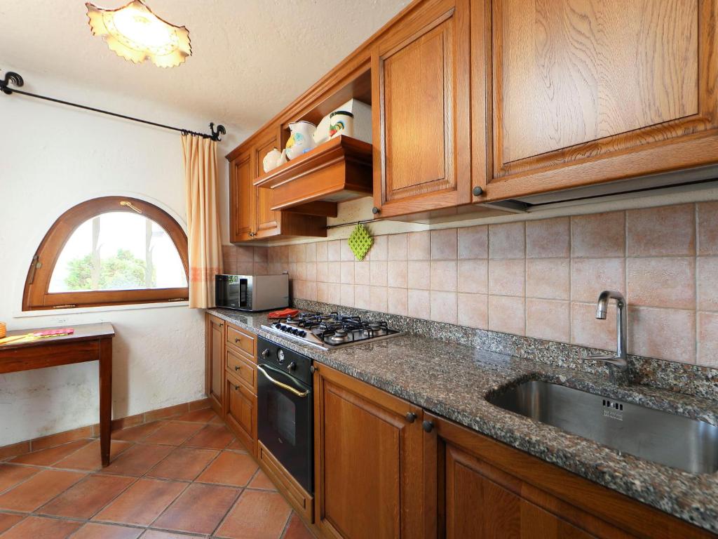 Kuchyňa alebo kuchynka v ubytovaní Villa Bianca by Interhome