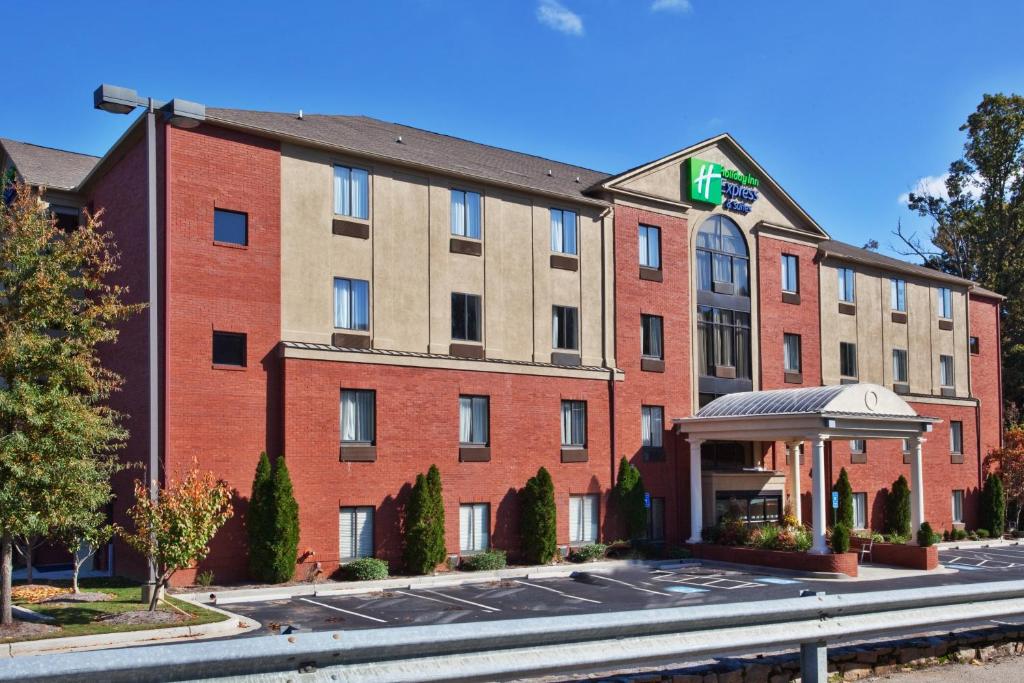 um edifício de hotel com um gazebo em frente em Holiday Inn Express Hotel & Suites - Atlanta/Emory University Area, an IHG Hotel em Decatur