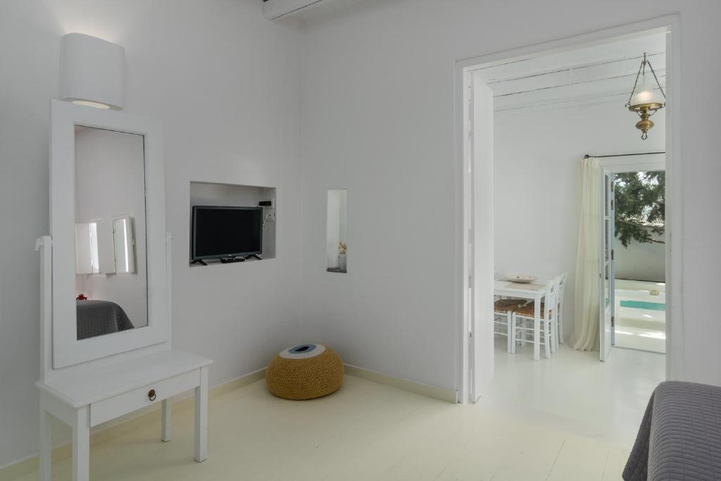 TV a/nebo společenská místnost v ubytování Thalassitra Private Pool Suites