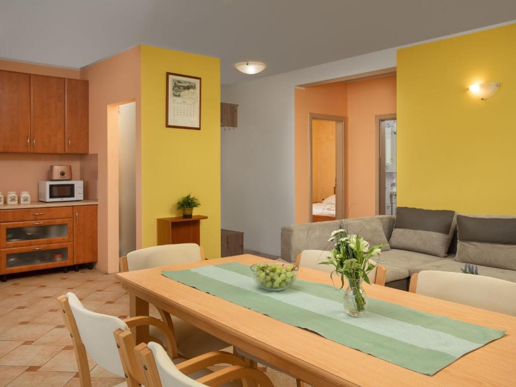 Kuchyň nebo kuchyňský kout v ubytování Holiday Home Lavendel by Interhome