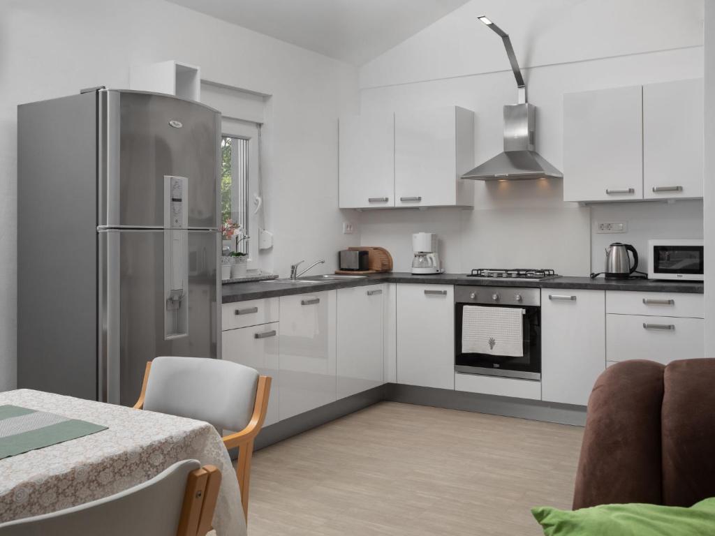 Kuchyň nebo kuchyňský kout v ubytování Holiday Home Lavendel by Interhome