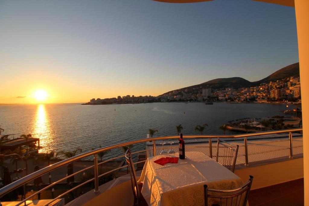 einen Tisch auf einem Kreuzfahrtschiff mit Sonnenuntergang in der Unterkunft Hotel Strora in Sarandë