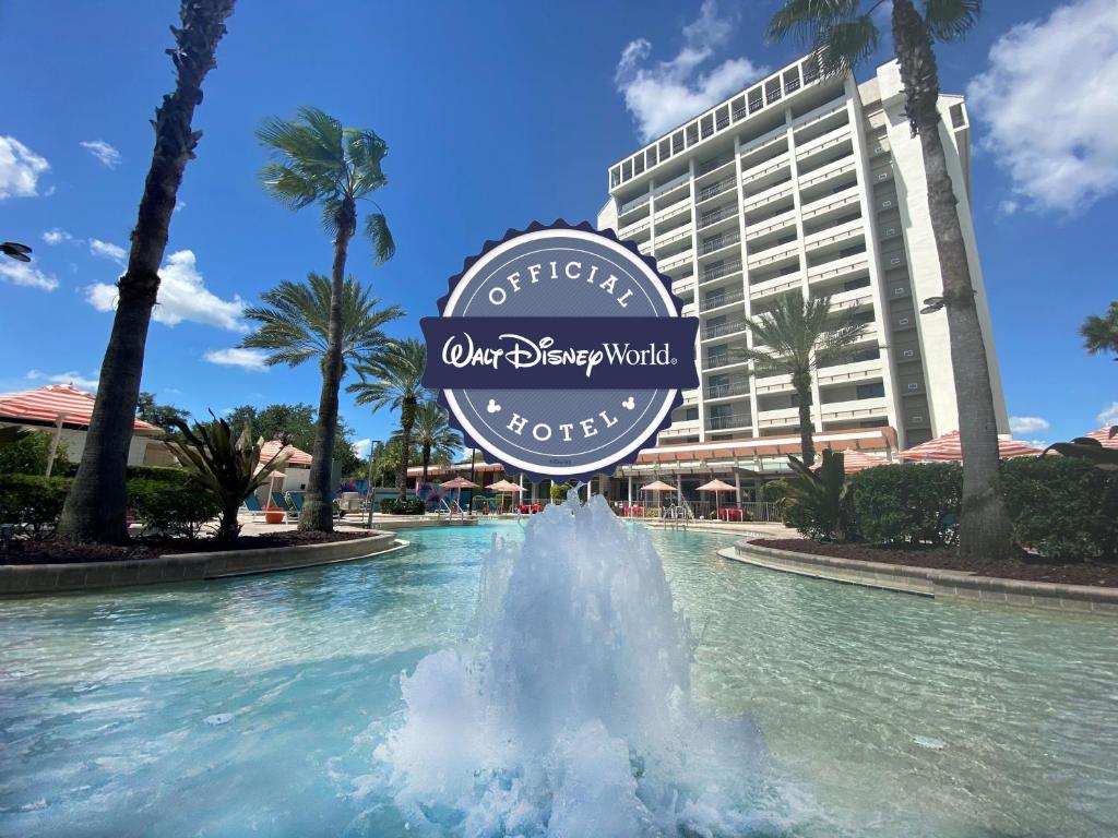 un cartello di fronte a una fontana di fronte a un hotel di Holiday Inn Orlando – Disney Springs™ Area, an IHG Hotel a Orlando