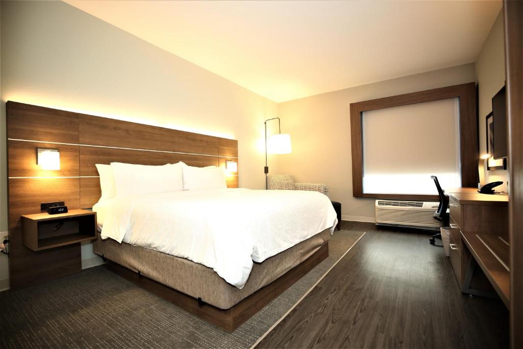 een hotelkamer met een groot bed en een raam bij Holiday Inn Express & Suites - Charlotte - South End by IHG in Charlotte
