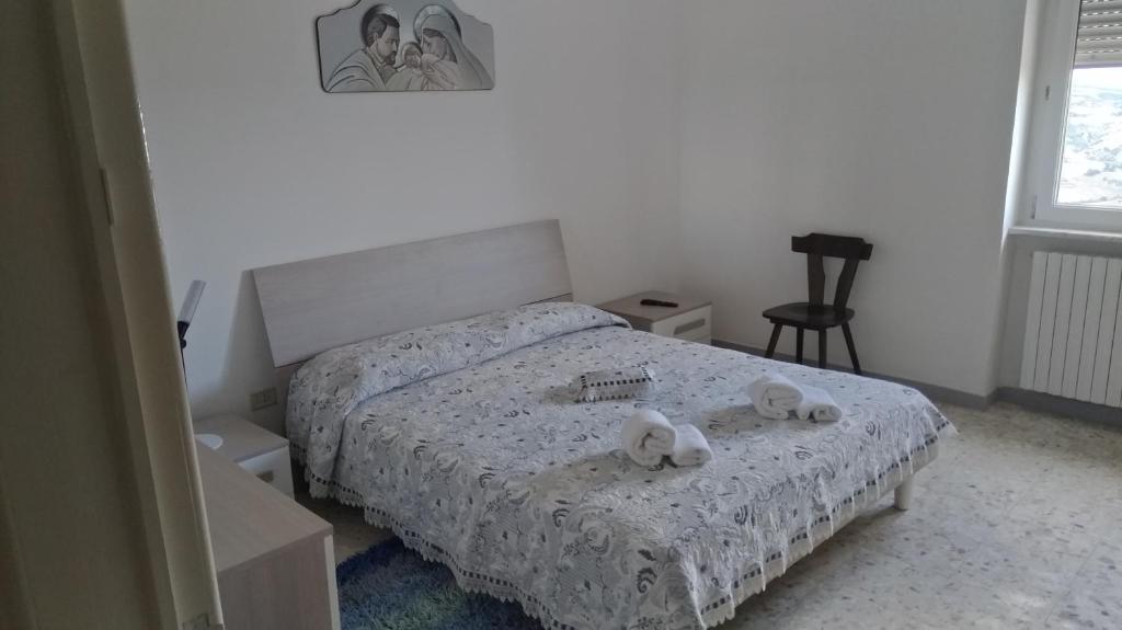 1 dormitorio con 1 cama con 2 toallas en La casa del Belvedere en Grassano