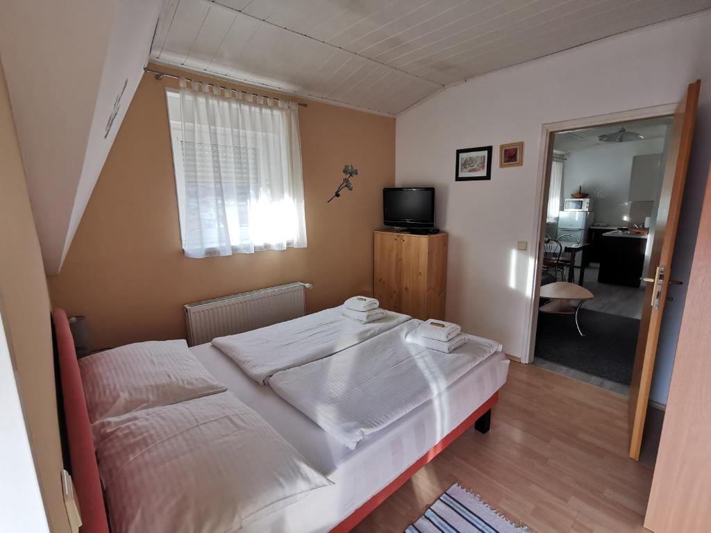 1 dormitorio con 1 cama en una habitación con ventana en Apartmani Fučkar, en Krapinske Toplice