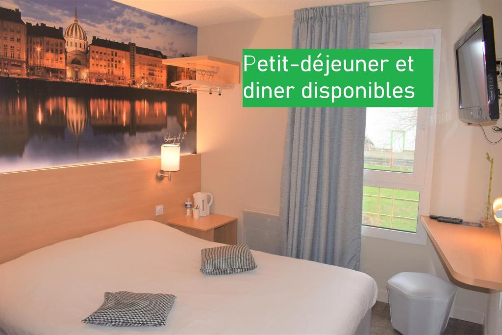 ein Hotelzimmer mit einem Bett und einem Fenster in der Unterkunft Hôtel Inn Design Resto Novo Châteaubriant in Châteaubriant