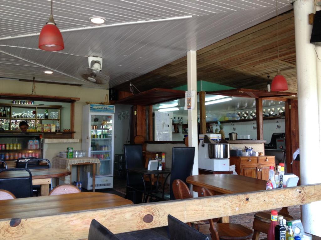 El lounge o bar de Hotel Posada Los Delfines