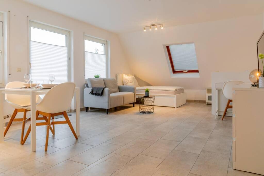 un soggiorno con tavolo e divano di 1-Zimmer Apartment in Top Lage in Filderstadt a Filderstadt