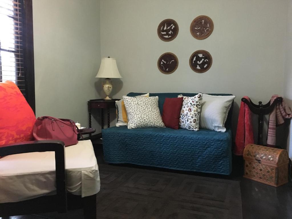 Posezení v ubytování Heavenly Suite in Little Havana Free Parking