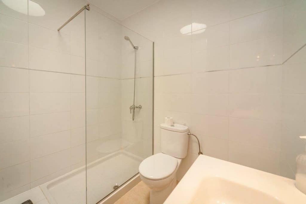 Koupelna v ubytování Bandama 14! 2 Bedroom Newly Renovated Bungalow, Los Pocillos, Puerto Del Carmen.