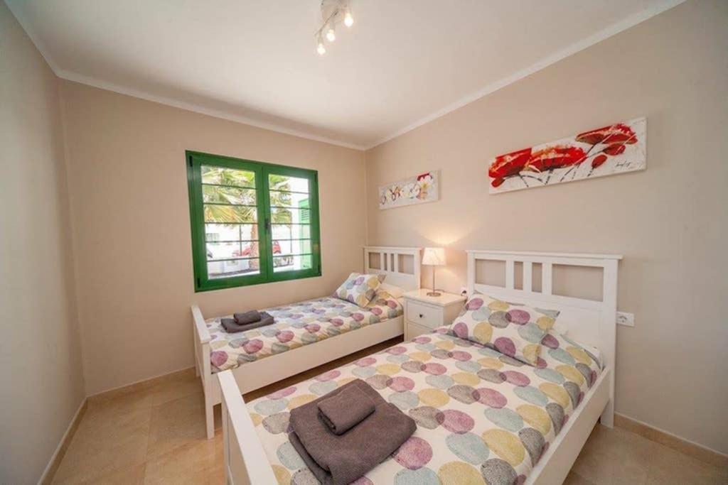 Postel nebo postele na pokoji v ubytování Bandama 14! 2 Bedroom Newly Renovated Bungalow, Los Pocillos, Puerto Del Carmen.