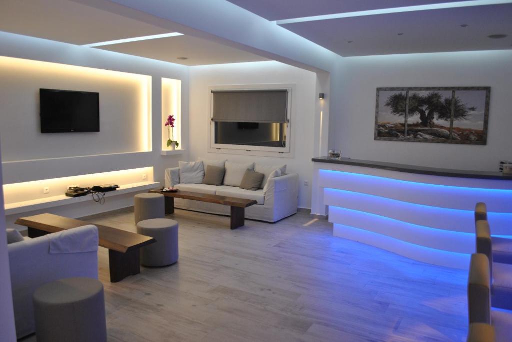 un soggiorno con un divano e un tavolo di Petinaros Hotel a Mykonos Città