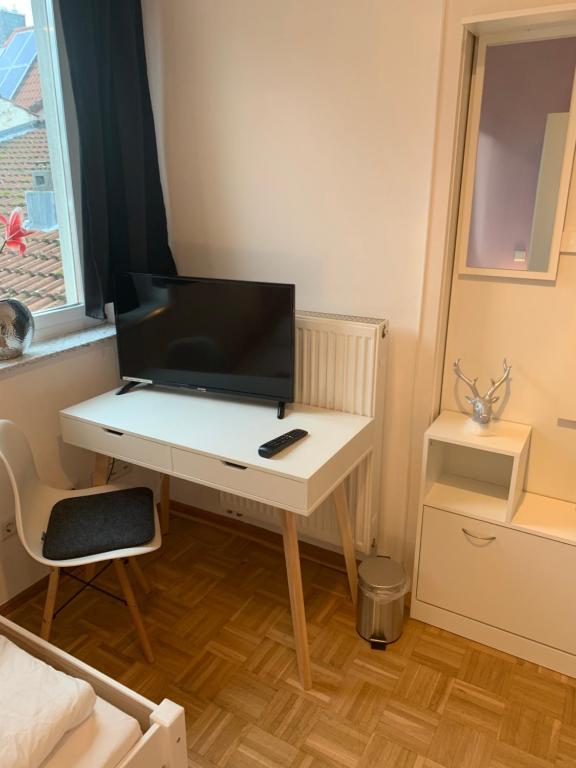 TV a/nebo společenská místnost v ubytování AschaffApartment 4 Schlafzimmer bis 10 Personen bei Aschaffenburg