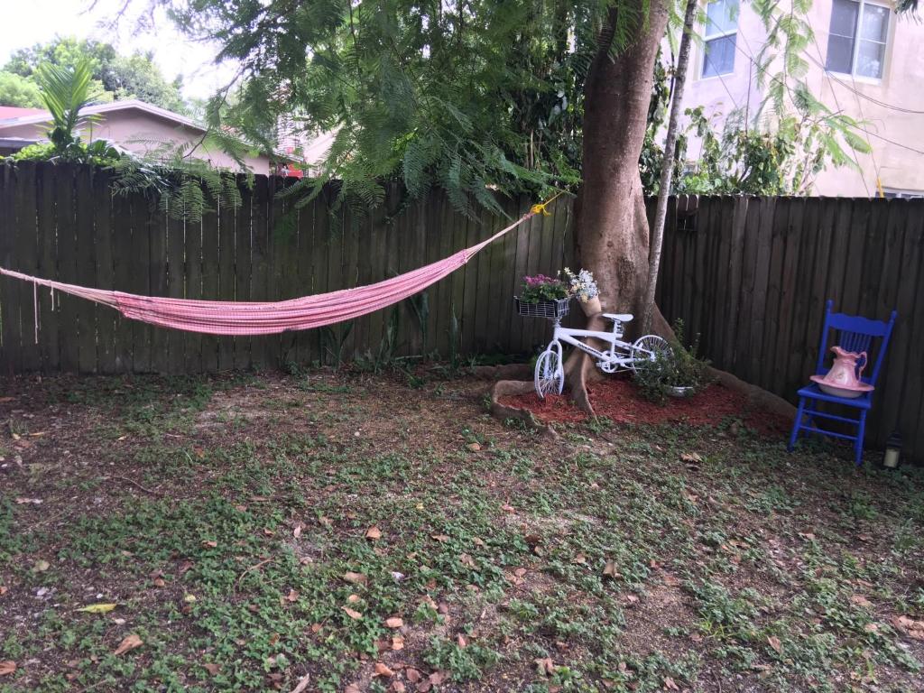 Zahrada ubytování Heavenly Suite in Little Havana Free Parking