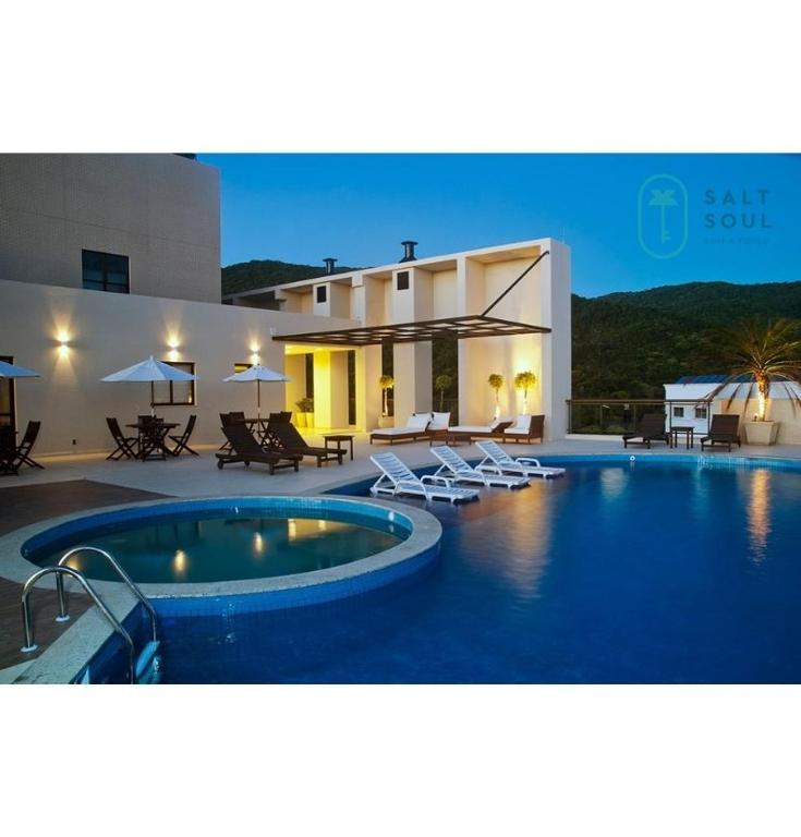  Apto com piscina e garagem