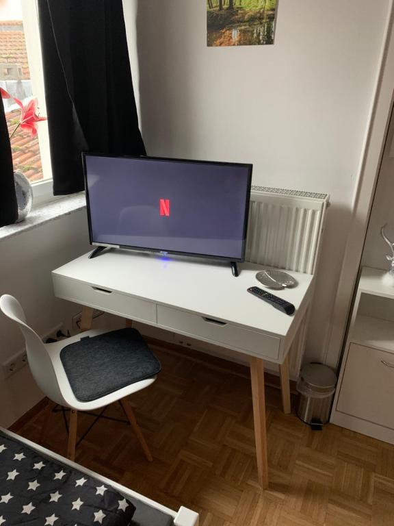 TV a/nebo společenská místnost v ubytování AschaffApartment 4 Schlafzimmer bis 10 Personen bei Aschaffenburg