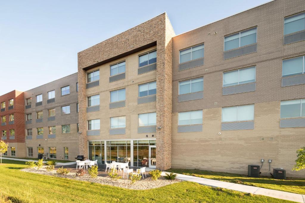 Holiday Inn Express & Suites - Kalamazoo West by IHG photo