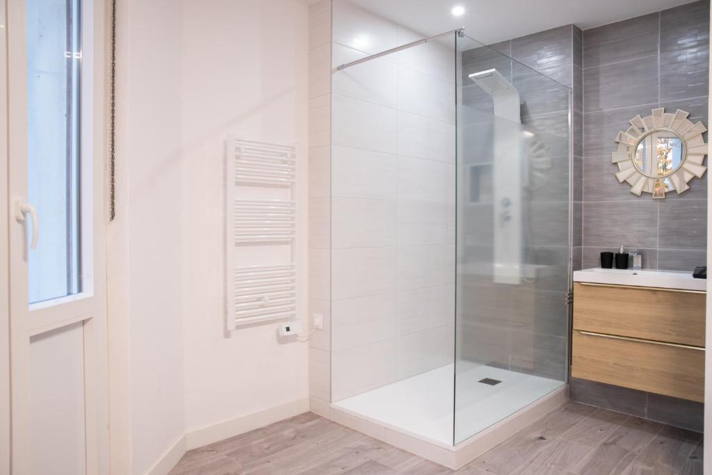 a glass shower in a bathroom with a sink at *Le Tendance appart* in Village-Neuf