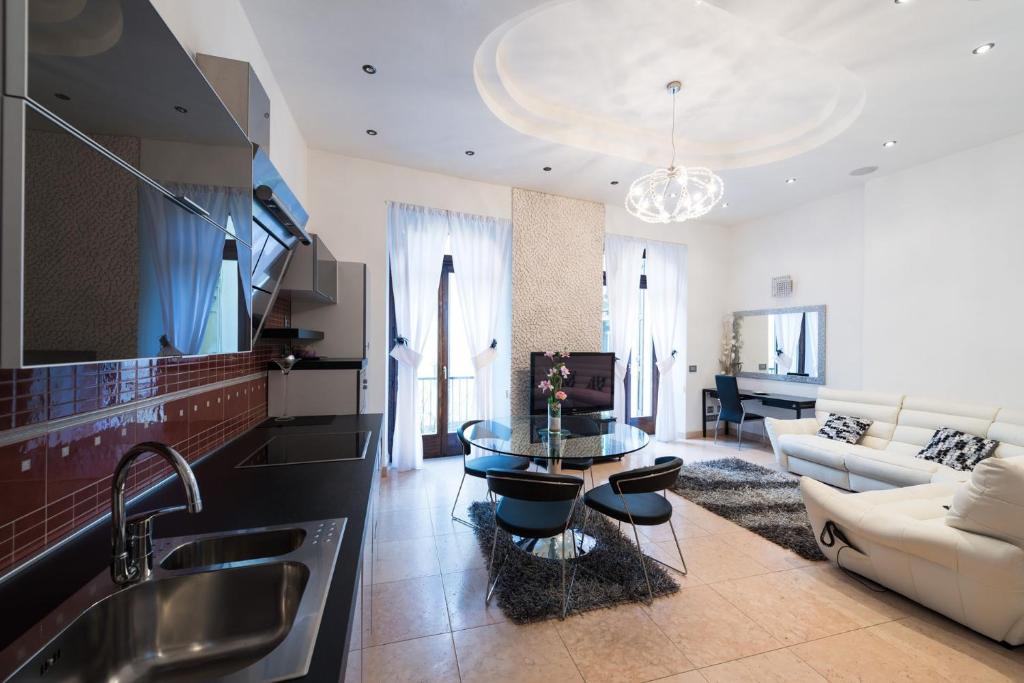 Telewizja i/lub zestaw kina domowego w obiekcie Appartamenti Luxury Arco