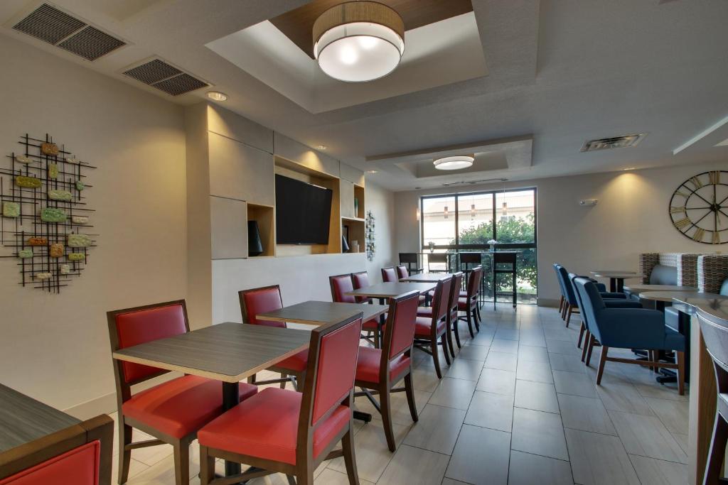 Posezení v ubytování Holiday Inn Express Hotel & Suites Morris by IHG