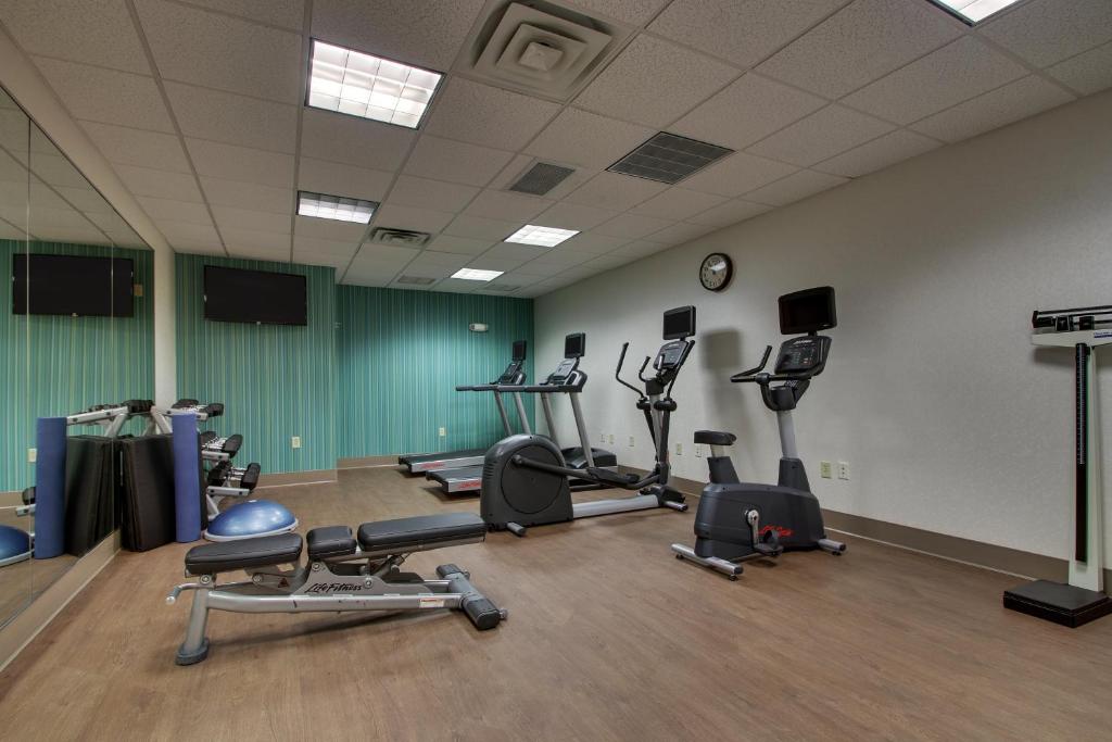 Fitness centrum a/nebo fitness zařízení v ubytování Holiday Inn Express Hotel & Suites Morris by IHG