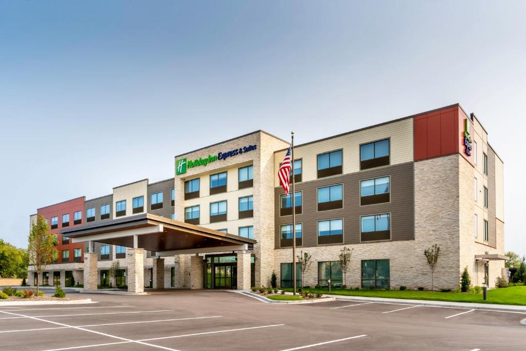 uma imagem de um hotel com um parque de estacionamento vazio em Holiday Inn Express & Suites - Milwaukee West Allis, an IHG Hotel em West Allis