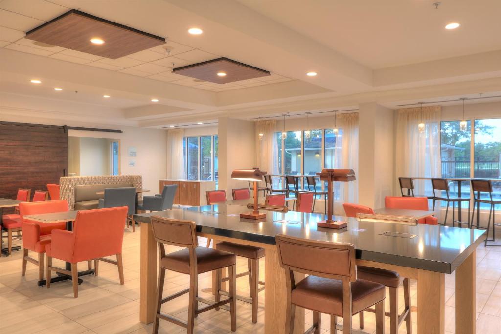a conference room with a table and chairs at Holiday Inn Express Hotel & Suites Mobile Saraland by IHG in Saraland