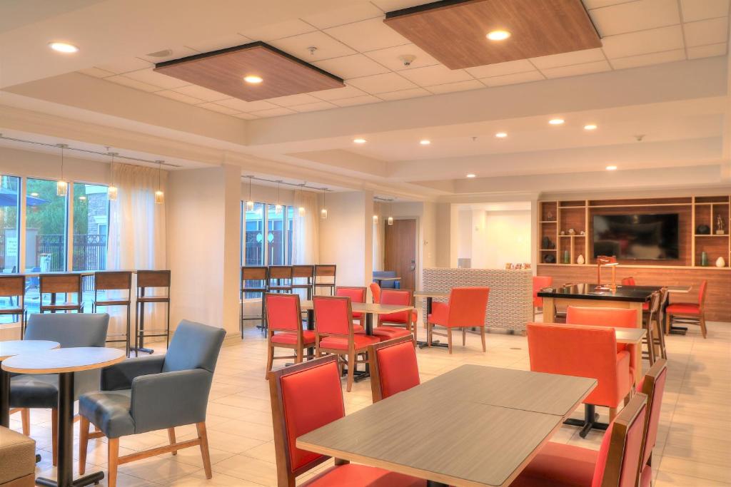 a dining room with tables and chairs and tablesktop at Holiday Inn Express Hotel & Suites Mobile Saraland by IHG in Saraland