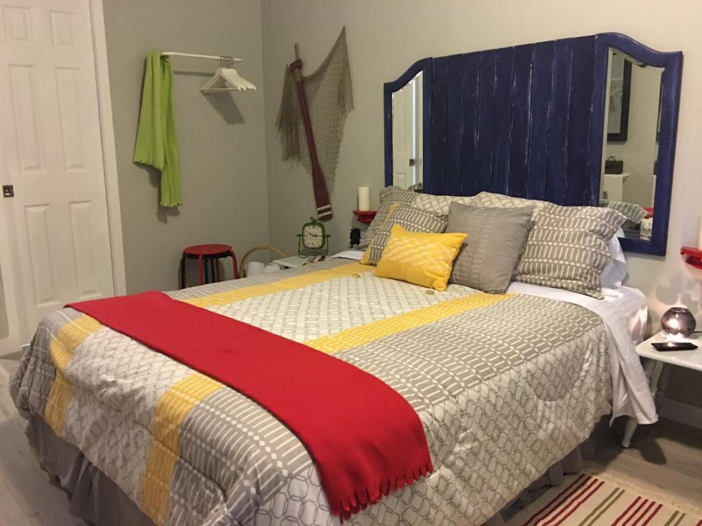 een slaapkamer met een groot bed met een rode en gele deken bij Studio close to Everything - 6S in Miami