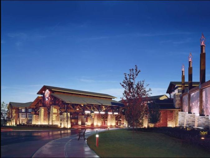duży budynek z oświetleniem na boku w obiekcie Prairie Band Casino & Resort w mieście Topeka
