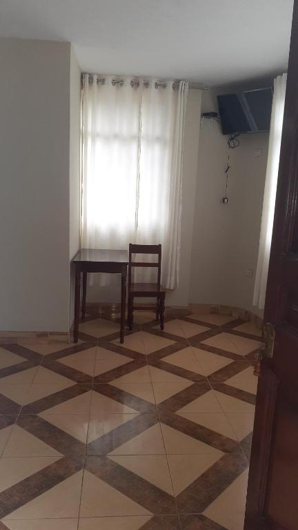 una habitación con una mesa y una silla y una ventana en Puente de Gocta, en Cocachimba