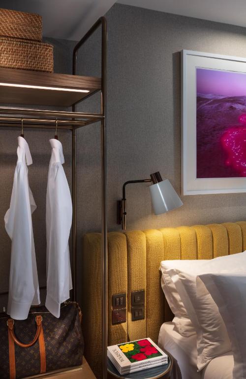 A bed or beds in a room at The Hari Hong Kong