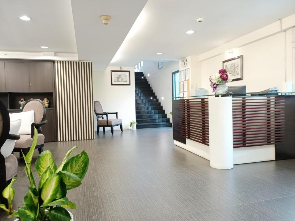 um átrio com uma recepção e uma escadaria em Citihouse Ho Chi Minh Apartment em Cidade de Ho Chi Minh