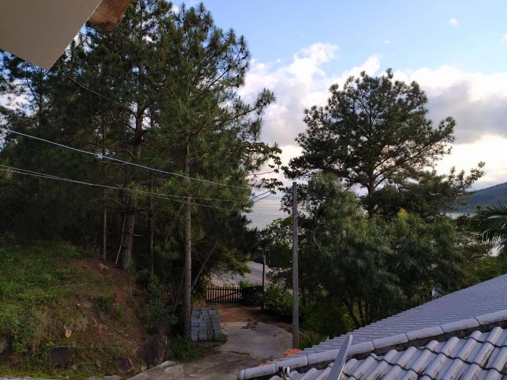  Casa com amplo gramado e vista para o mar