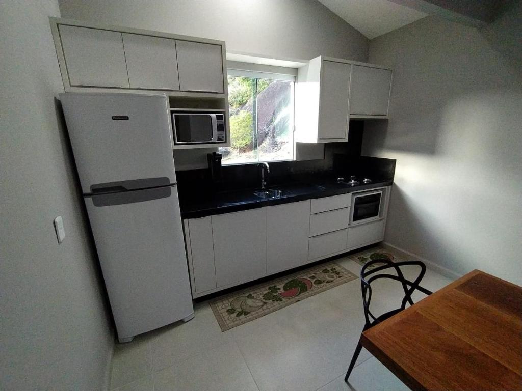  Casa com amplo gramado e vista para o mar