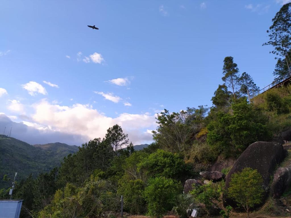  Casa com amplo gramado e vista para o mar